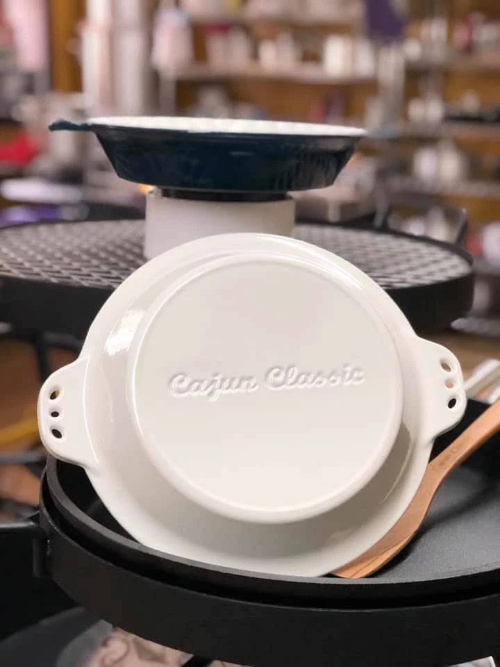 Cast Iron Cookware Cajun Classic White Pie Plate 4 Cast Iron Cookware Cajun Classic White Pie Plate